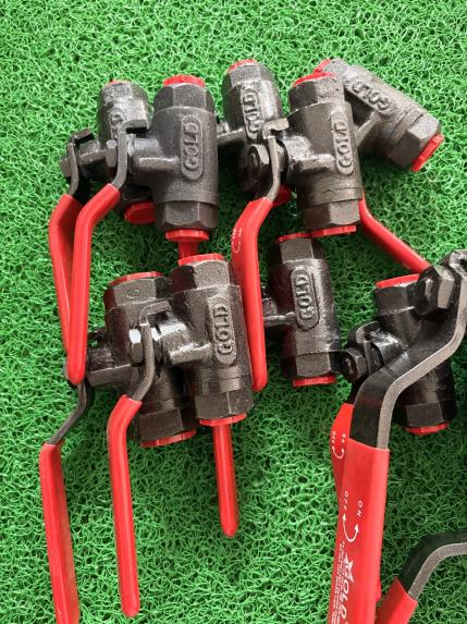 1½'' & 1/2'' Valves 3
