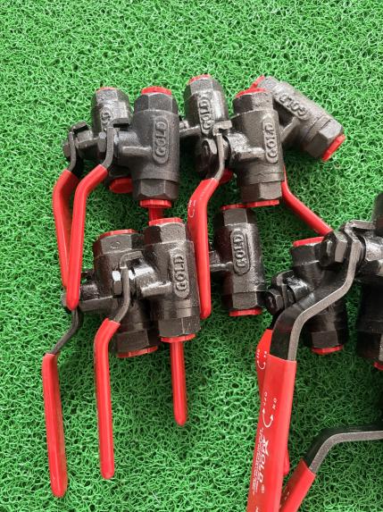 1½'' & 1/2'' Valves 6